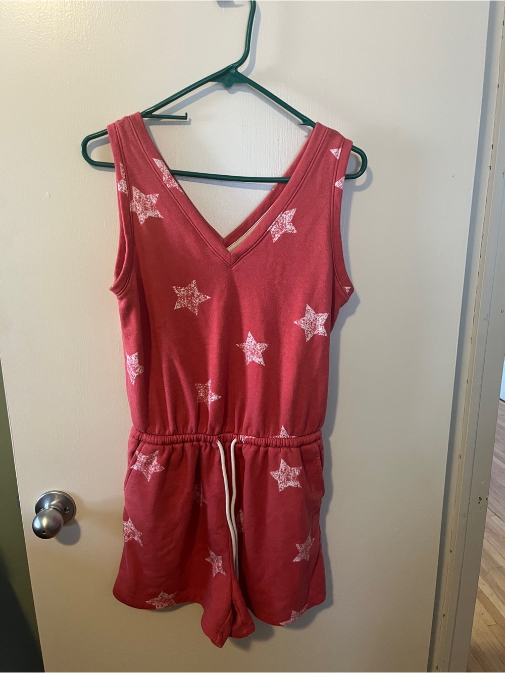 Lou & Grey Faded Red Star Print V-Neck Shortall/Romper - Picture 1 of 5